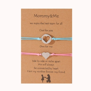 Detalle del set de pulseras de corazón Mommy and Me en una tarjeta con mensaje tierno