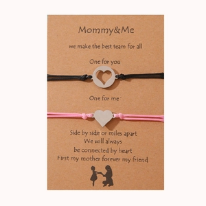 Detalle de pulseras de corazón para madre e hija en tarjeta de regalo kraft con mensaje
