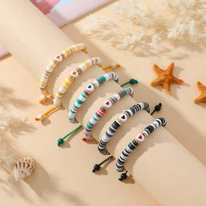 Détail de cinq bracelets cœur faits main en argile polymère avec cordons réglables