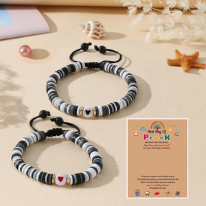 Détail de bracelets perlés avec cœur pour la rentrée en maternelle sur cartes