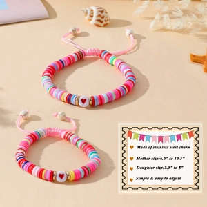 Détail de bracelets en perles heishi colorées avec pendentif cœur et cordon réglable