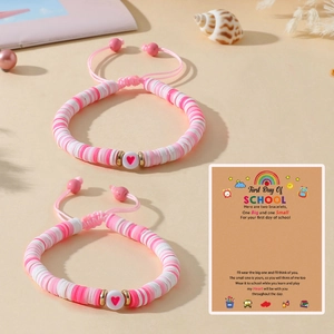 Détail de bracelets Back to School en perles Heishi roses avec cœur et cordon réglable
