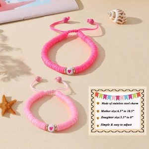Détail de bracelets cœur ajustables en pâte polymère pour mère et fille avec perles