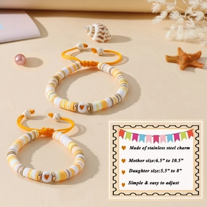 Détail de bracelets mère-fille bohèmes en perles d'argile avec cordon jaune réglable