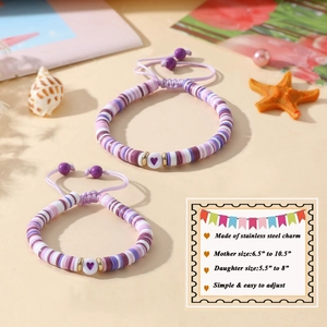 Détail de bracelets mère-fille en perles d'argile avec cordons violets réglables