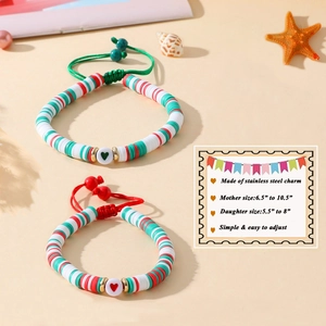 Détail de bracelets en perles Heishi colorées avec breloques cœur et cordons réglables