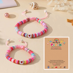 Détail macro de bracelets en perles Heishi colorées avec perle cœur pour la rentrée scolaire