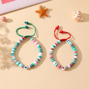 Détail de bracelets heishi faits main avec perle cœur et fermoir en corde tressée ajustable