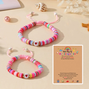Détail de bracelets tressés roses réglables avec perles de cœur et disques Heishi colorés