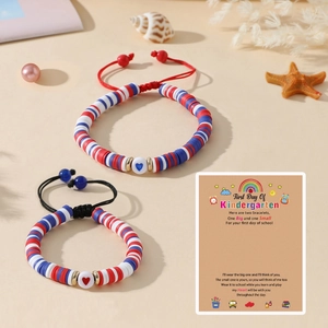 Détail de bracelets en perles d'argile avec carte de poème de rentrée sur thème de plage