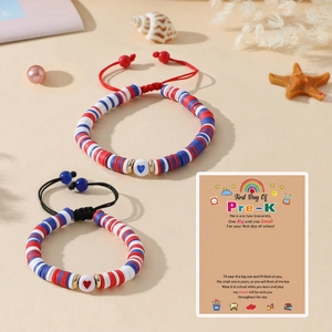 Détail de bracelets faits main avec perles cœur et carte de vœux pour la rentrée
