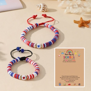 Gros plan de bracelets en perles heishi avec cœurs sur carte de rentrée scolaire