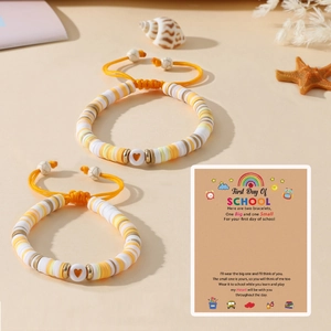 Détail de bracelets en perles Heishi avec cœur et carte de message de rentrée scolaire
