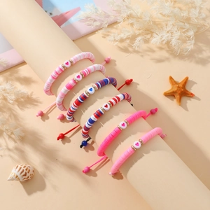 Détail de bracelets en perles Heishi colorés faits main avec cœurs et décor de plage
