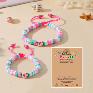 Détail de bracelets en perles d'argile faits main pour la rentrée scolaire Pre-K