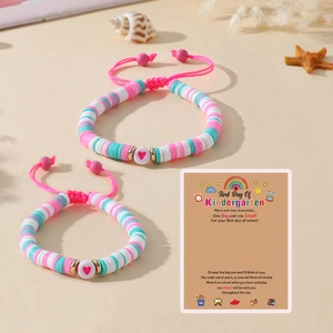 Détail de bracelets en perles d'argile colorées avec carte de vœux pour la rentrée