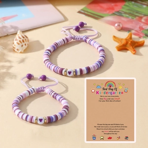 Détail de bracelets en argile polymère avec cœur sur une carte de rentrée scolaire