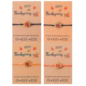 Detail von vier handgefertigten Thanksgiving-Armbändern mit bunten Ahornblatt-Anhängern