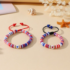 Détail de bracelets cœur en argile polymère colorée avec cordon tissé réglable sur plage