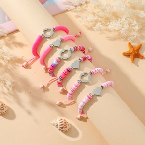 Λεπτομέρεια από καρδιές σε μποέμ βραχιόλια με χάντρες Heishi και ρυθμιζόμενο κορδόνι