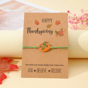 Detailansicht des handgemachten Kürbis-Armbands auf einer Thanksgiving-Grußkarte
