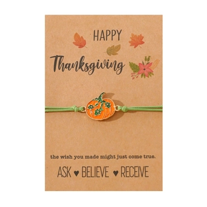 Handgefertigtes Kürbis-Charm-Armband auf Happy Thanksgiving Geschenkkarte für Frauen