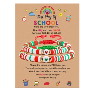 Détail de deux bracelets en perles d'argile faits main sur carte de rentrée scolaire