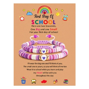 Bracelet en pâte polymère rose et violette avec cœur sur carte de rentrée scolaire