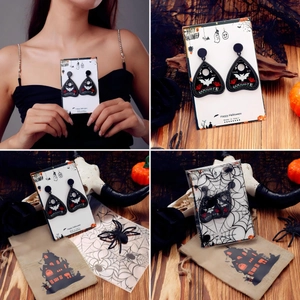 Κοντινό πλάνο γοτθικών σκουλαρικιών Halloween planchette με νυχτερίδες και κείμενο