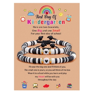 Détail de bracelets faits main avec cœur posés sur une carte cadeau de rentrée scolaire