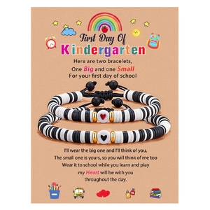 Détail de bracelets cœur en perles Heishi faits main sur carte cadeau thème rentrée scolaire