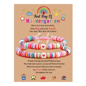 Bracelets heishi arc-en-ciel pour prof et élève avec cœur sur carte école