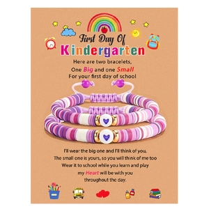 Ensemble de bracelets faits main en perles d'argile avec cœurs et carte de rentrée