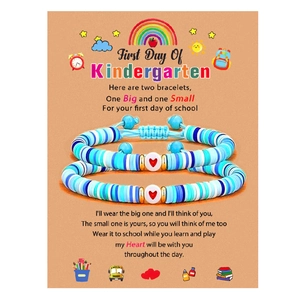 Détail de bracelets cœur en perles heishi bleues sur carte de rentrée scolaire