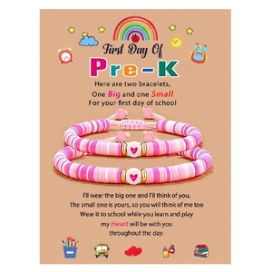 Détail de bracelets à perles roses sur carte cadeau thème Pre-K pour enfants