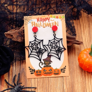Λεπτομέρεια από σκουλαρίκια ιστό αράχνης Halloween με κόκκινα καρφιά σε γιορτινή κάρτα