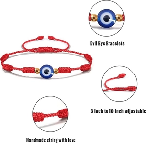 Vue détaillée du bracelet rouge fait main avec perle œil bleu et accents dorés