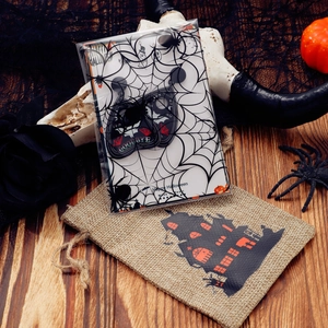 Γοτθικό σετ κοσμημάτων Halloween με σκουλαρίκια νυχτερίδα και πουγκί δώρου από λινό