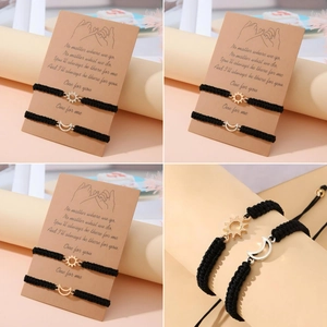 Set di braccialetti intrecciati sole e luna per coppie su cartoncino con dedica inglese