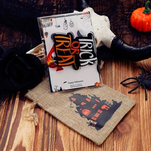 Ακρυλική καρφίτσα Trick or Treat και μαύρη τσάντα από λινάτσα με κάστρο για δώρα Halloween