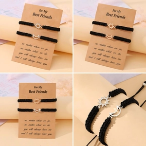 Dettaglio dei braccialetti dell'amicizia intrecciati sole e luna su carta regalo