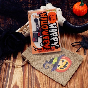 Γοτθικά σκουλαρίκια μαχαίρι με αίμα, κάρτα Halloween και υφασμάτινο πουγκί αποθήκευσης
