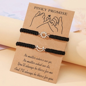 Braccialetti dell'amicizia intrecciati sole e luna su carta Pinky Promise