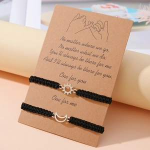Set di braccialetti intrecciati a mano sole e luna su un biglietto regalo decorativo