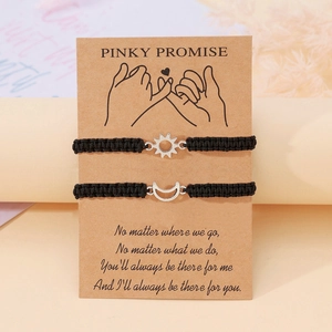 Dettaglio di braccialetti fatti a mano sole e luna su un biglietto da regalo