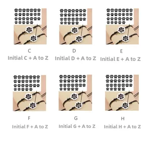 Vue détaillée des breloques personnalisées A-Z sur des bracelets tressés noirs pour couples