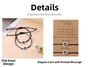Détail de bracelets de couple tissés avec charms patte de chat sur carte en kraft