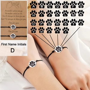 Détail de bracelets en corde réglable avec étiquettes en métal gravées d'initiales et pattes