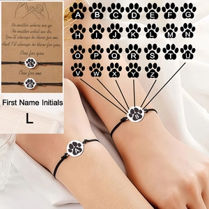 Détail de bracelets de couple ajustables avec gravure patte de chat et initiale personnalisée