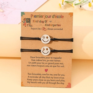 Detail von gewebten Armbändern mit Sonnen- und Mond-Anhängern für Schulgeschenk-Sets